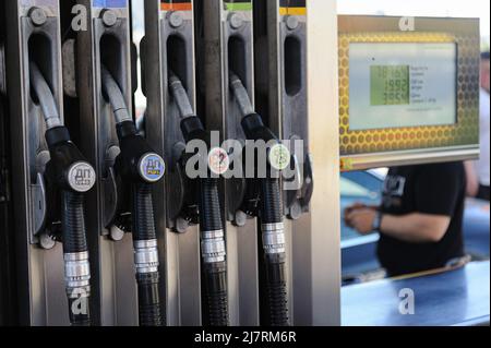 Lviv, Ukraine. 10.. Mai 2022. Benzinpumpen, die`s einer Tankstelle gesehen werden, während das Land über Kraftstoffengpässe während der russischen Invasion berichtet. Russland marschierte am 24. Februar 2022 in die Ukraine ein und löste damit den größten militärischen Angriff in Europa seit dem Zweiten Weltkrieg aus Kredit: SOPA Images Limited/Alamy Live Nachrichten Stockfoto